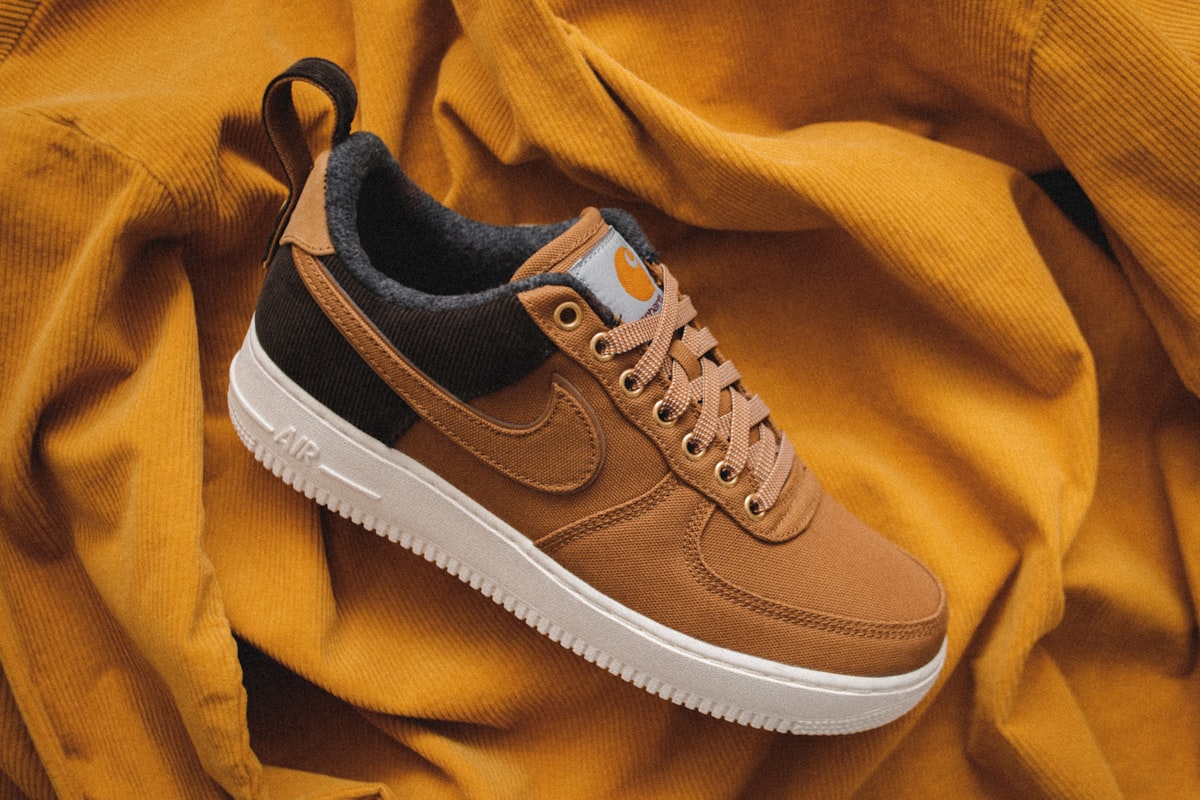 专业登山靴高清特写展示其防水透气结构与防滑鞋底